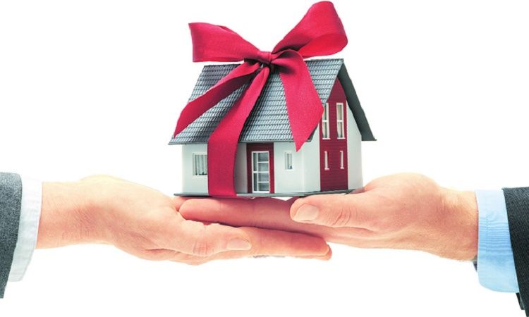 Tặng cho nhà đất nên làm ở phòng công chứng, với một văn bản chi tiết của người tặng cho,và thực hiện theo quá trình có giám sát.